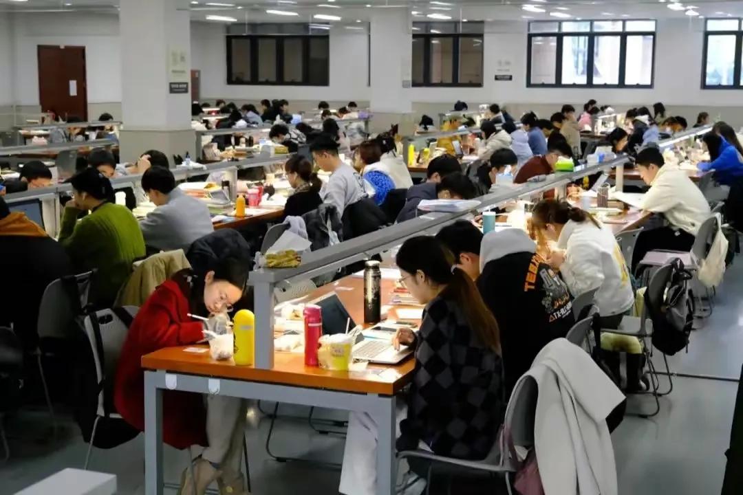 变相啃老,生育下降,加剧内卷,警惕考研给社会带来的"副作用"_研究生