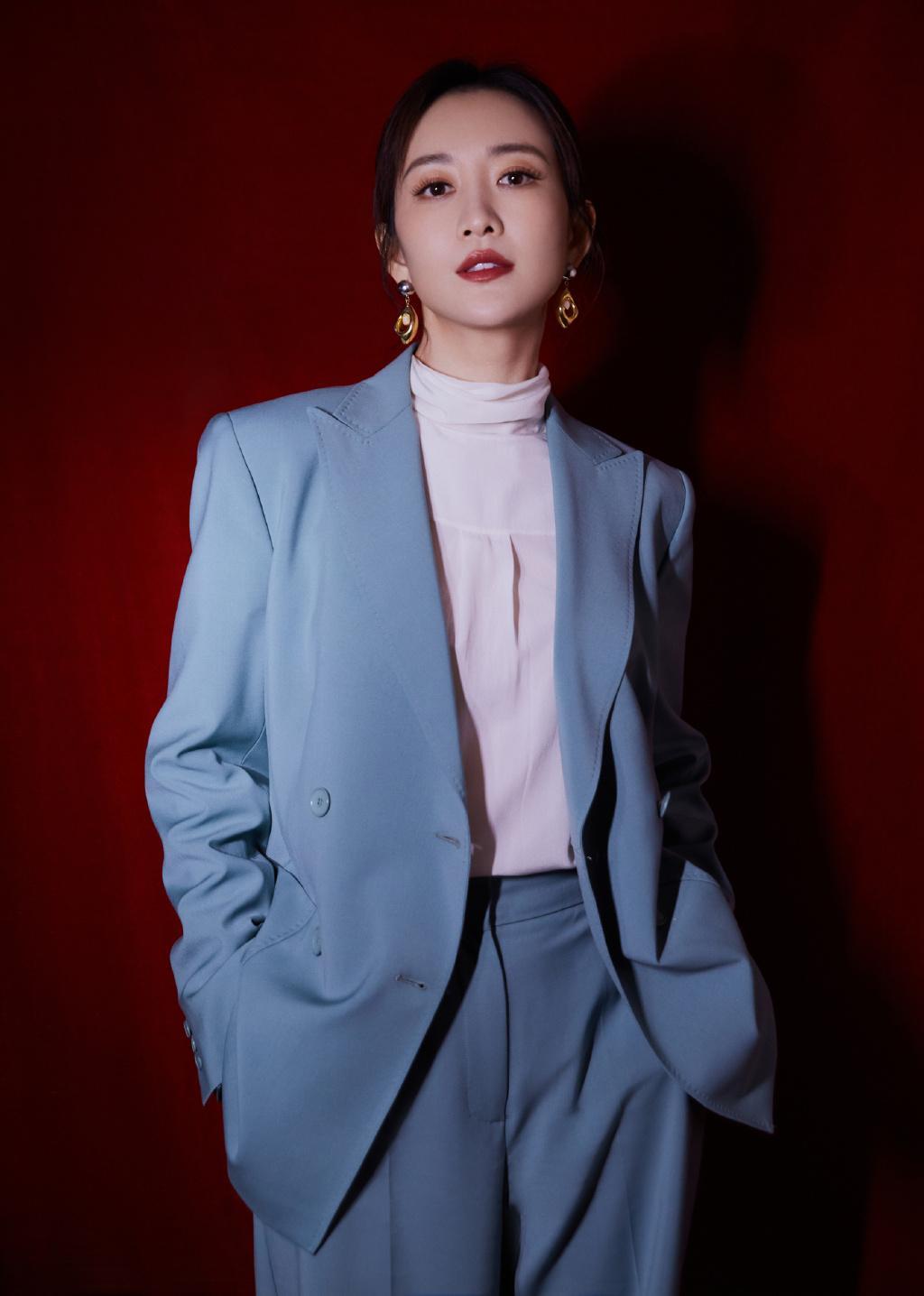 秦岚和谭松韵一起比美,今年晚会超精彩_漂亮_蓝色_时尚