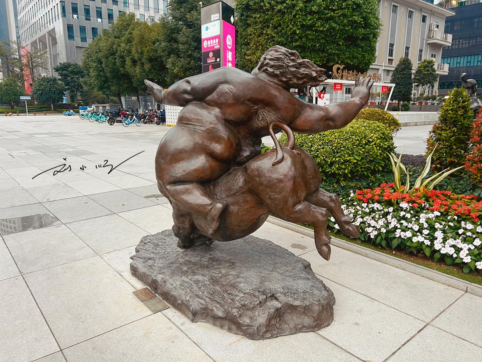 广州街头"肥女雕塑"引争议,游客:胖没关系,衣服能不能穿好?