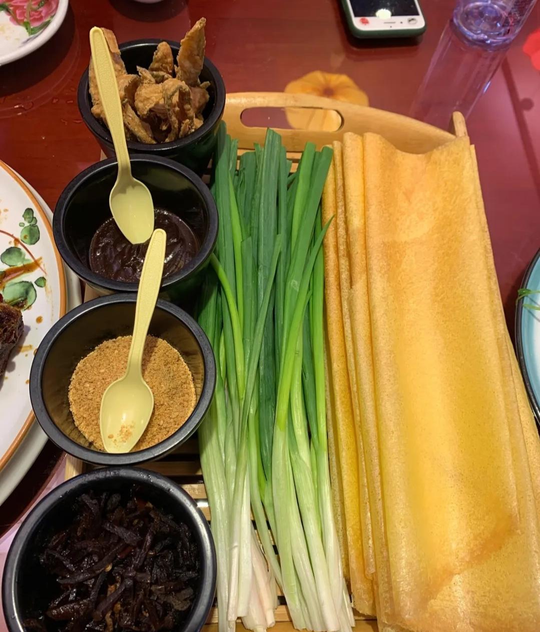 不停涌向这家店,都想像山东人一样吃煎饼卷大葱,看看大葱是不是真的像