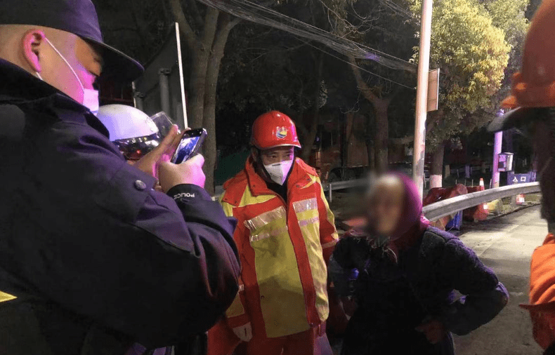 江苏苏州：元旦夜迷路白叟误上高速，多方协做助其平安回家