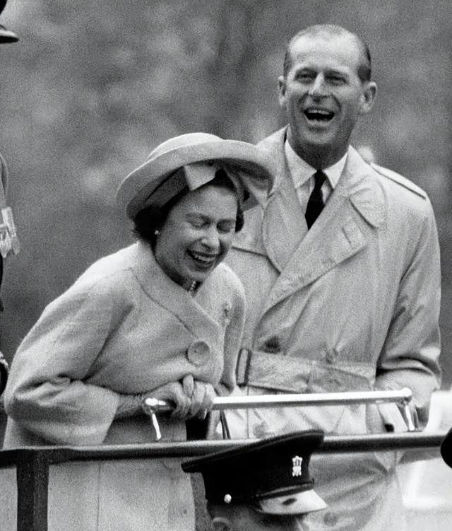 69年前,英国女王加冕典礼,菲利普第一个跪在她面前,表示效忠_伊丽莎白