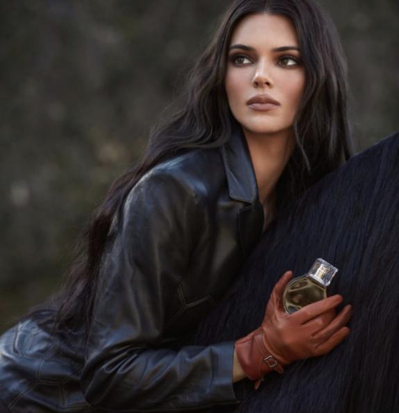 nba女主播美娜骑大白马自拍,不输名媛卡戴珊,詹娜的黑马自拍_达尔