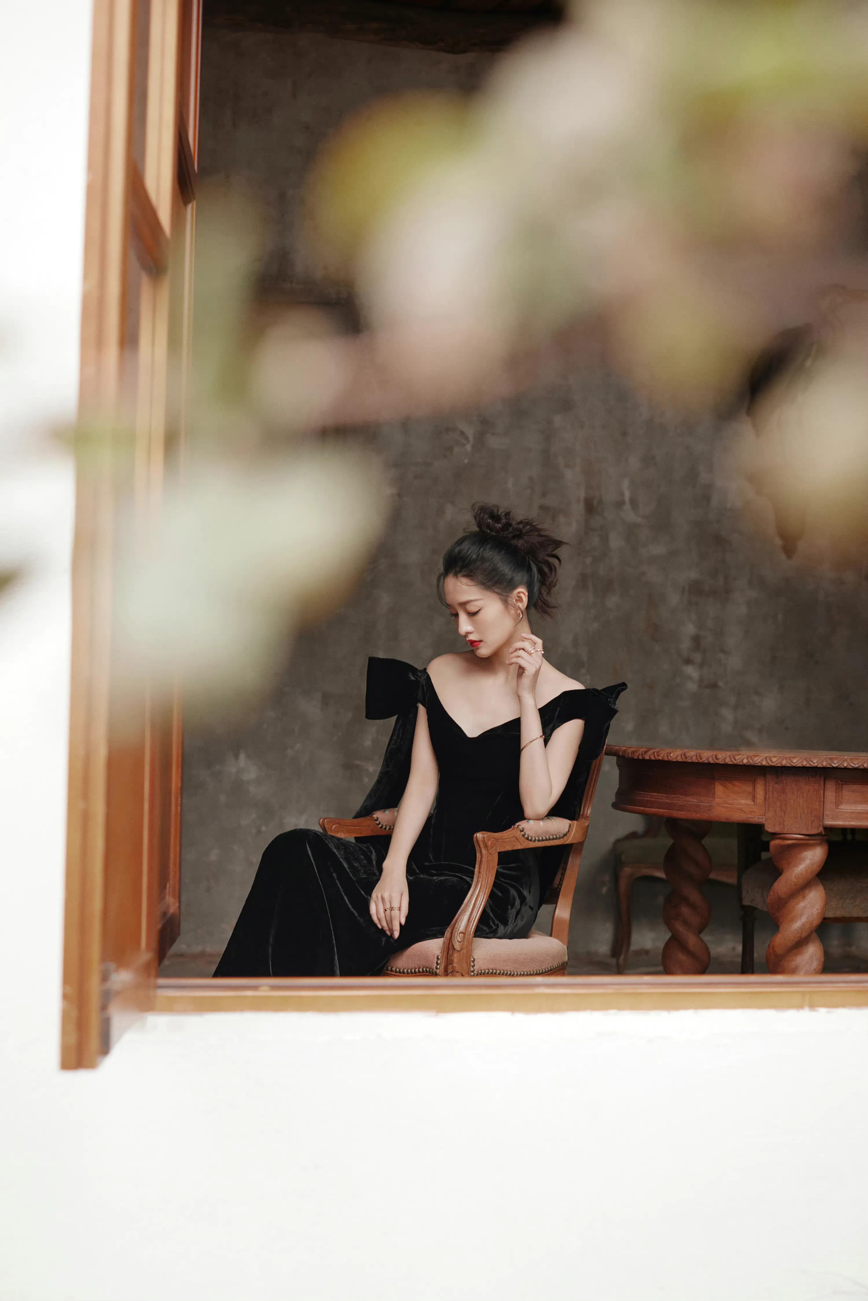 李沁工作室发九宫格美照,李沁身穿黑色露肩高开叉长裙,优雅又性感!