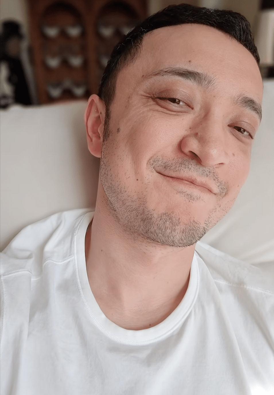 尼格买提回应黑眼圈,皮肤薄显着黑,40岁的脸已跟不上火热的内心_春晚