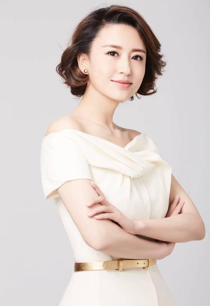 张蕾是电视的才女主持人,风格端庄大气,很受观众欢迎.