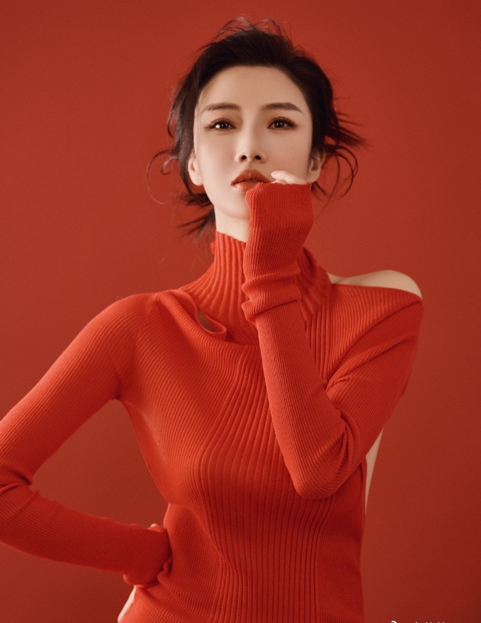 著名车模章佳怡分享大红露肩长裙写真,大露背身材撩人_照片_家庭_裙子