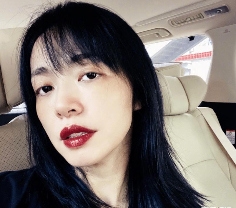 41岁姚晨大胆换发型,中分女神变齐刘海萌妹!