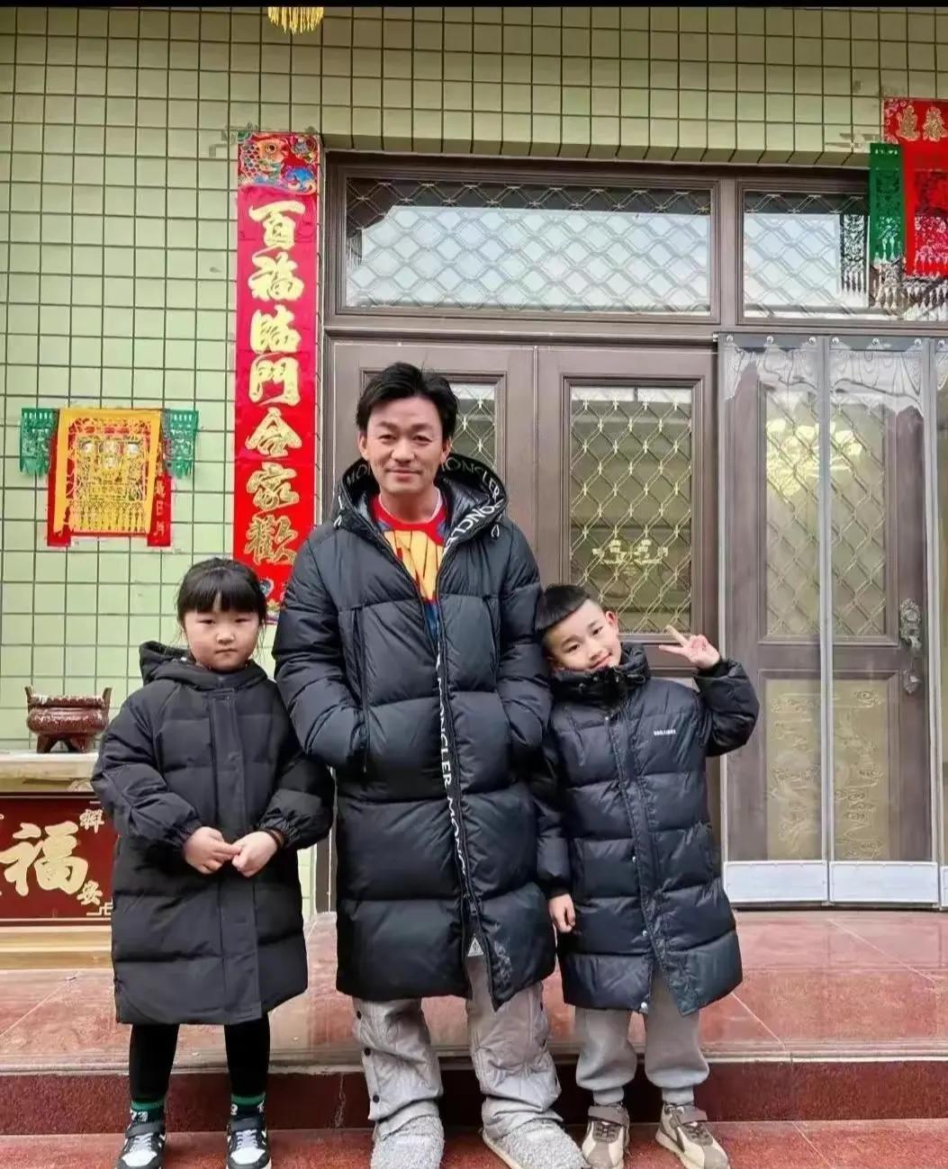 王宝强回河北老家低调过年,穿黑色羽绒服和村民合影,被赞接地气_表演