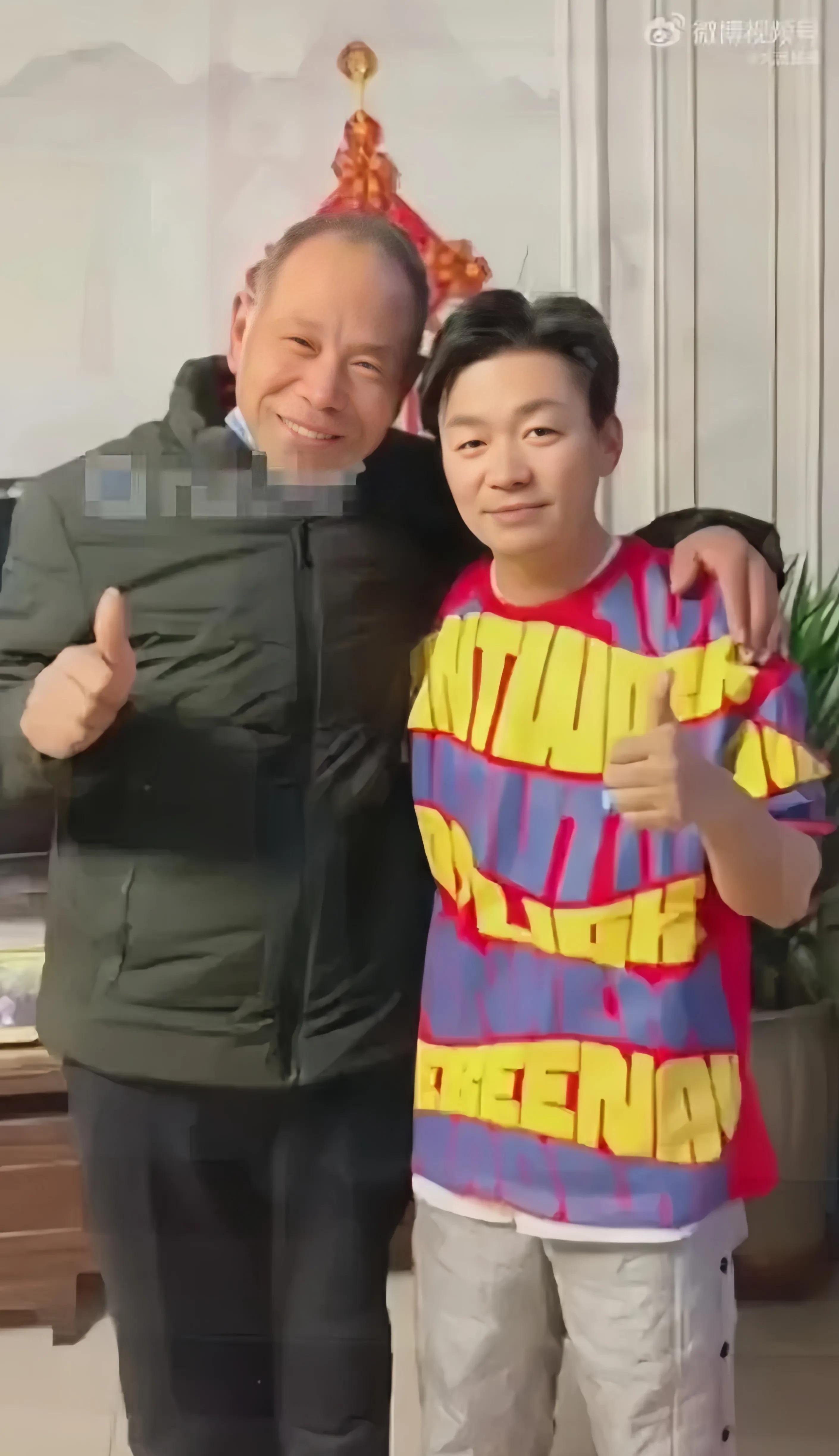 王宝强春节回老家过年和村民热情合影_网友_照片_微博