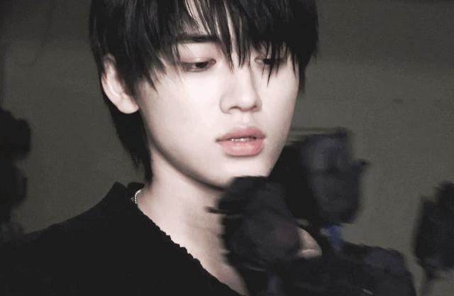 宋亚轩浴缸照"血洗妈粉"!花絮瞬间出戏,工作人员笨笨的_pb_头发_成年