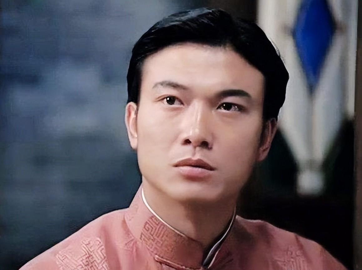 在拍摄《精武英雄》的时候,导演请了李连杰饰演陈真,李连杰本身是武术