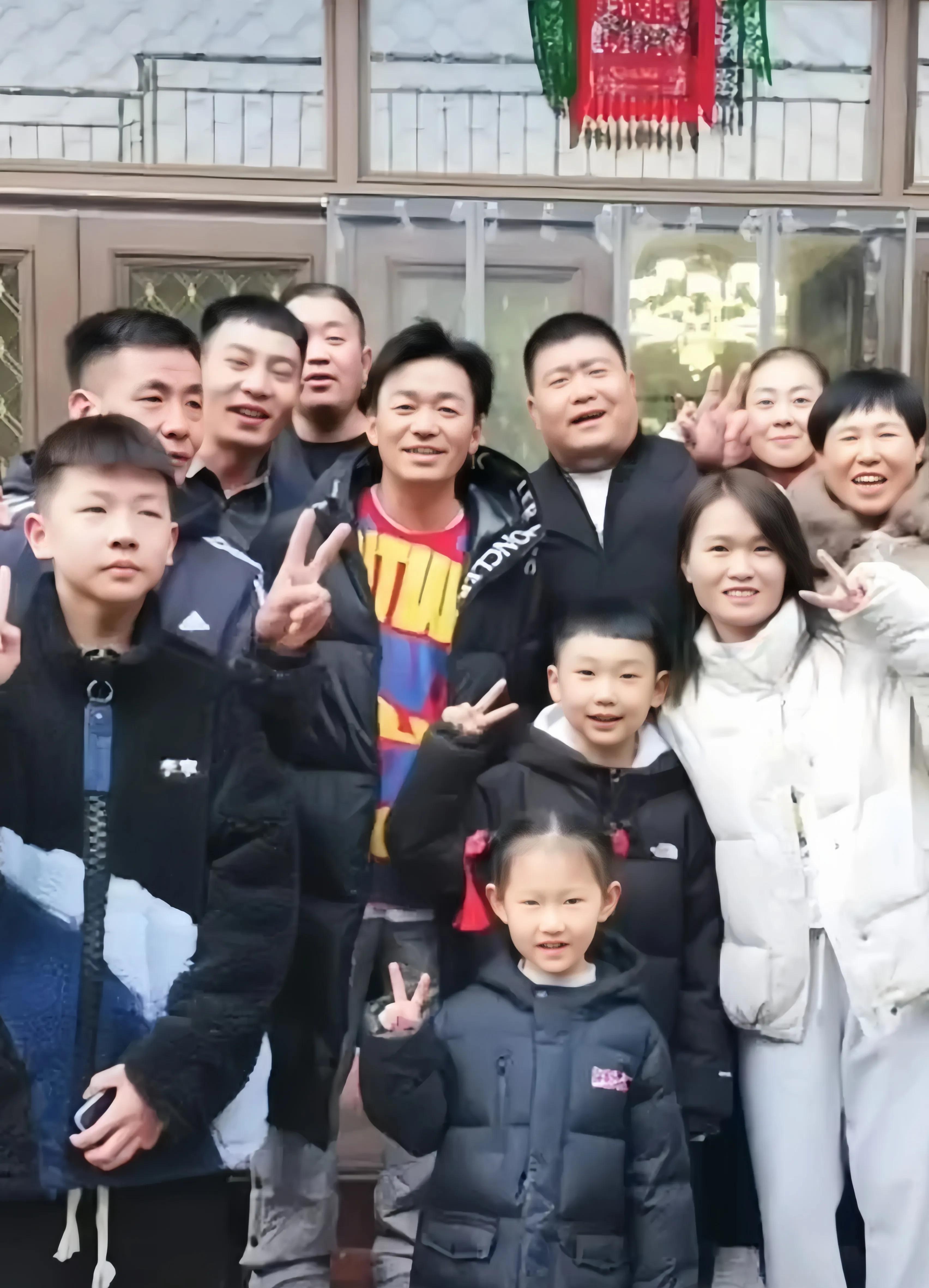 王宝强春节回老家过年和村民热情合影_网友_照片_微博