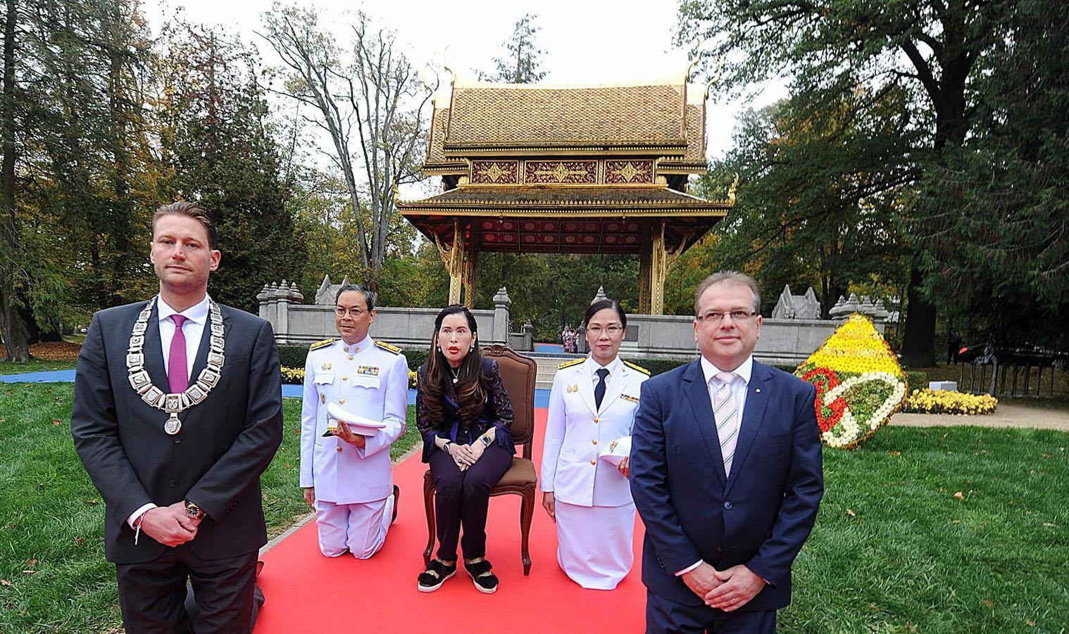 泰国王室相片:诗琳通公主俭以养德,服装平民化,为王室奉献一生_孩子