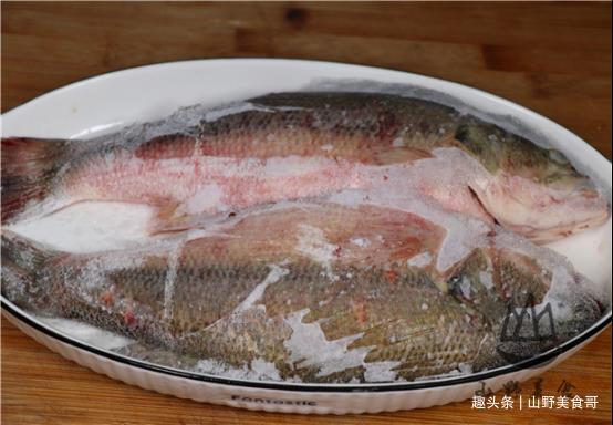 不管解凍什麼魚,用水泡就外行了,教你一招,比活魚都新鮮,美味_魚肉