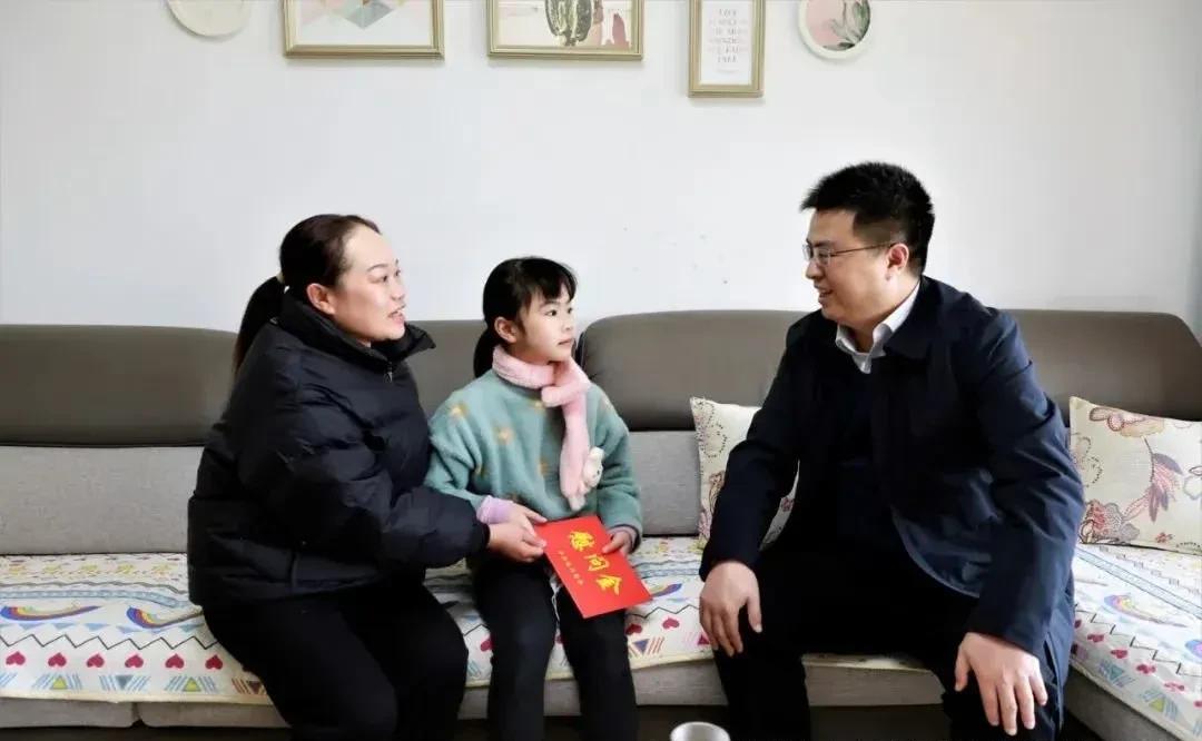 然而,宜川县的事情刚刚结束,某庆县的县委书记,就被推上了舆论的风口