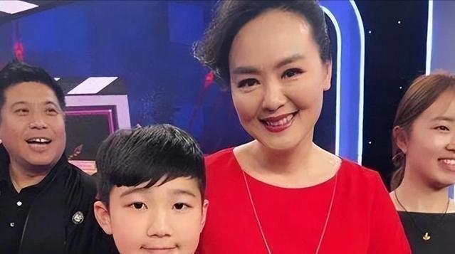 央视主持孙小梅:曾被万人追捧,嫁小丈夫婚姻幸福,儿子成她骄傲_事业