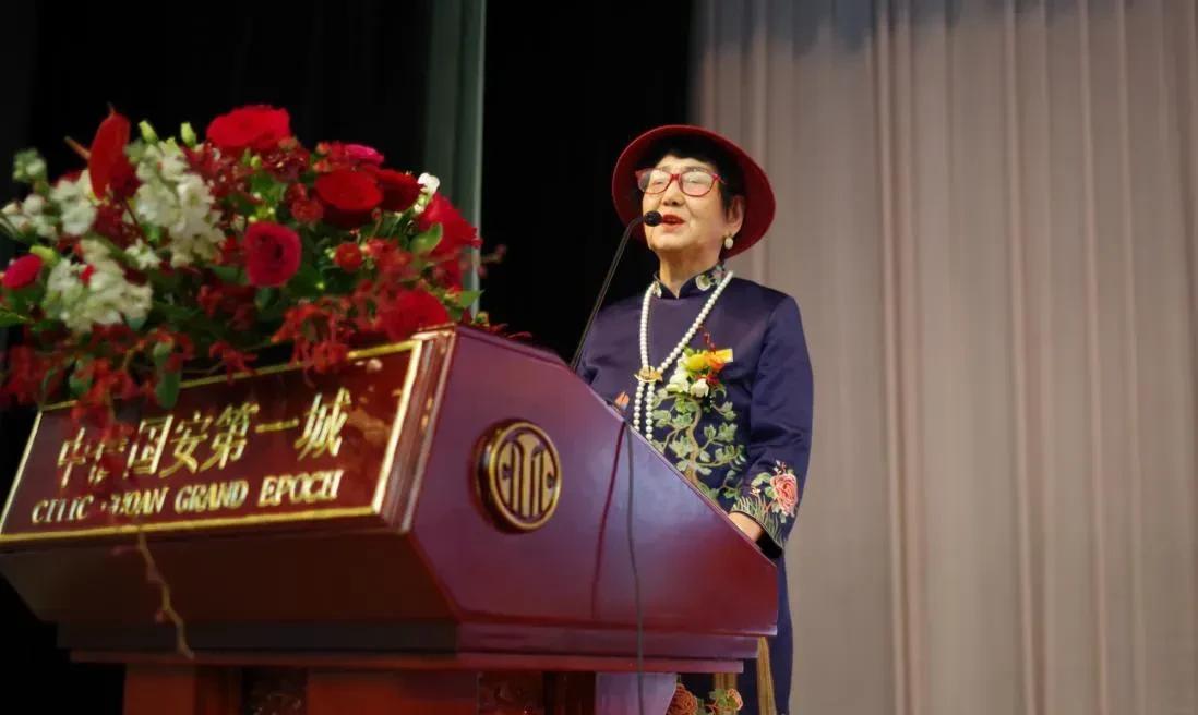 吴胜明在监狱里用自己的亲身经历写了一本自传《囚路》,之后更是被