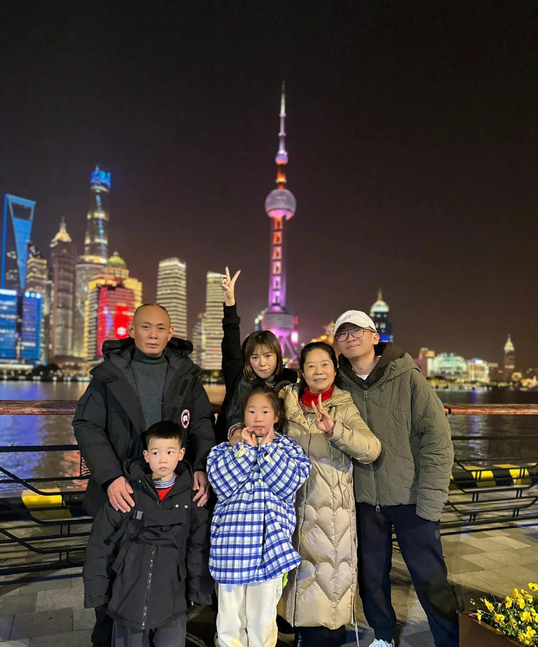 杨迪妈妈社交平台发的全家福妹妹被马赛克了,网友纷纷猜疑是杨迪新欢