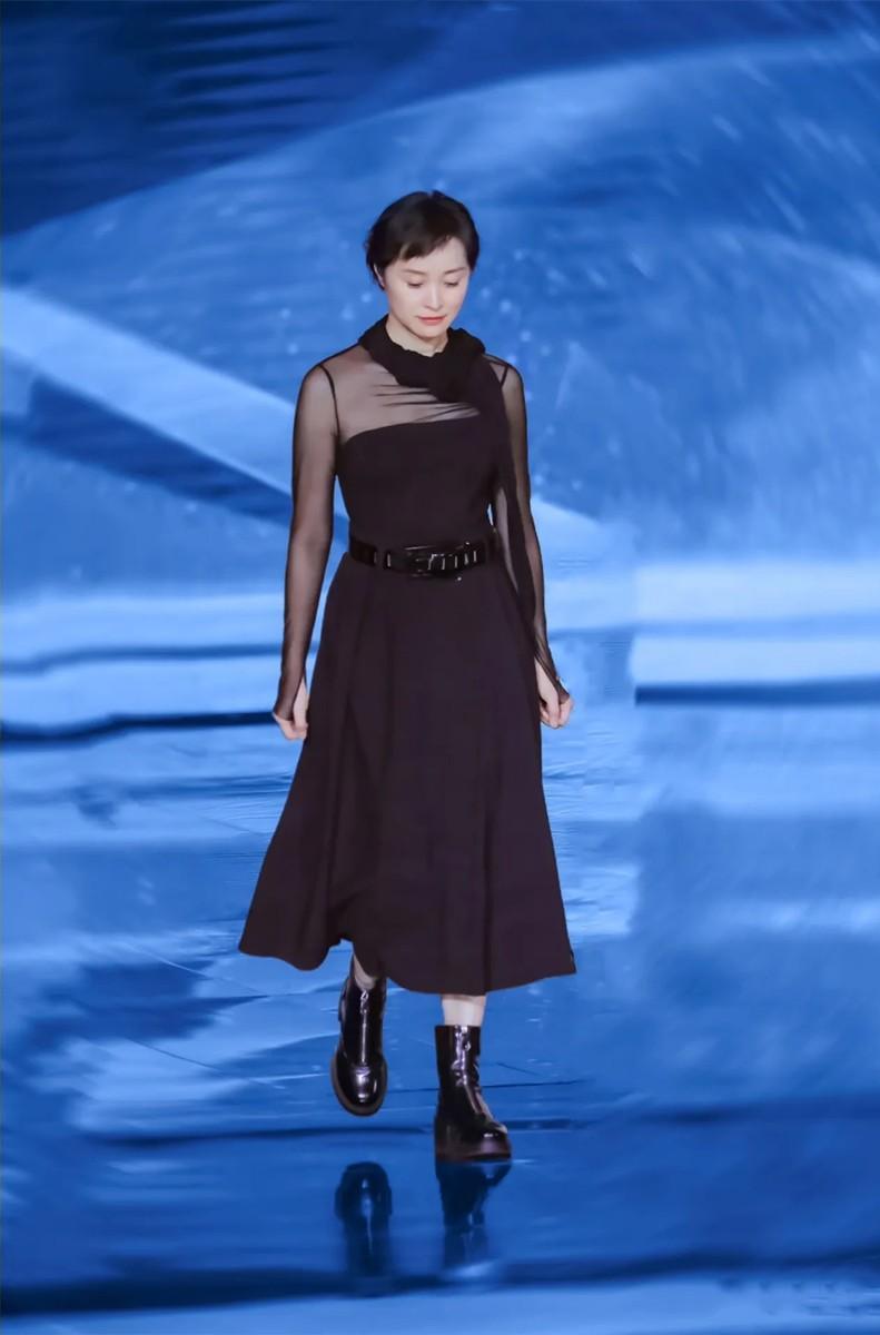 性感透纱黑裙穿得清雅脱俗,不像年过半百人_裙装_优点_服饰