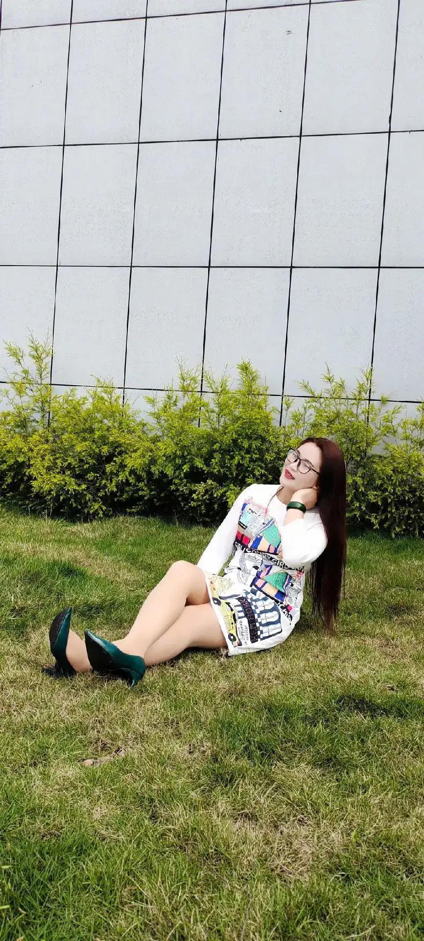 微胖身材的女教授,穿衣搭配引领时尚潮流_张慧丽_心态_白色