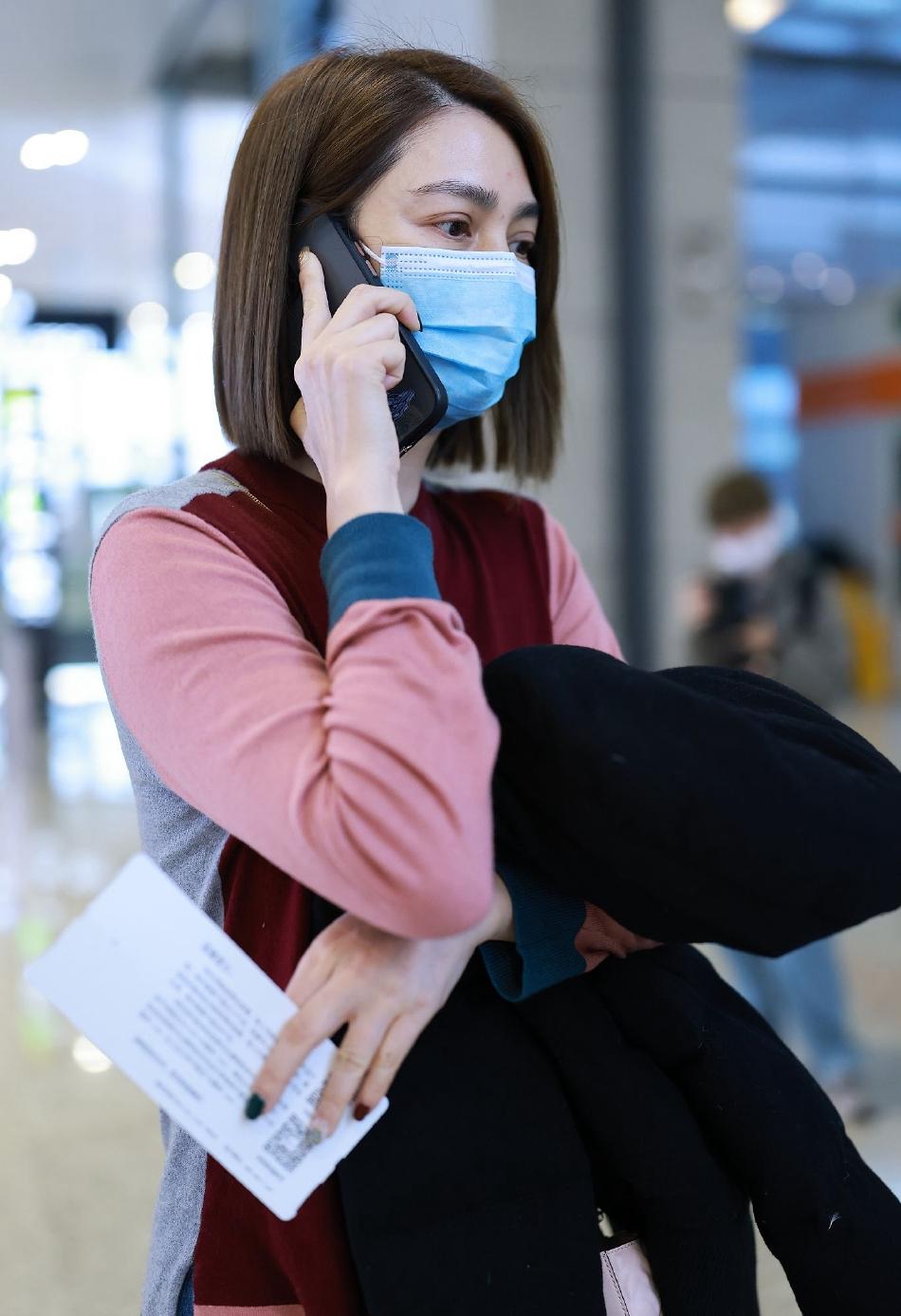 51岁洪欣真显年轻,拼色上衣搭牛仔裤走机场,剪齐肩短发利落减龄