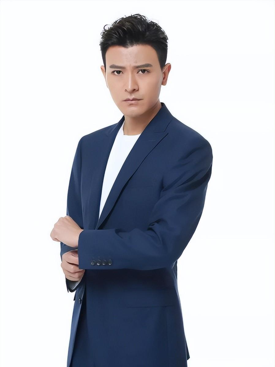 演员杨铮:14岁演贾里出道,戏红人不红,与影后结婚10年恩爱如初_表演