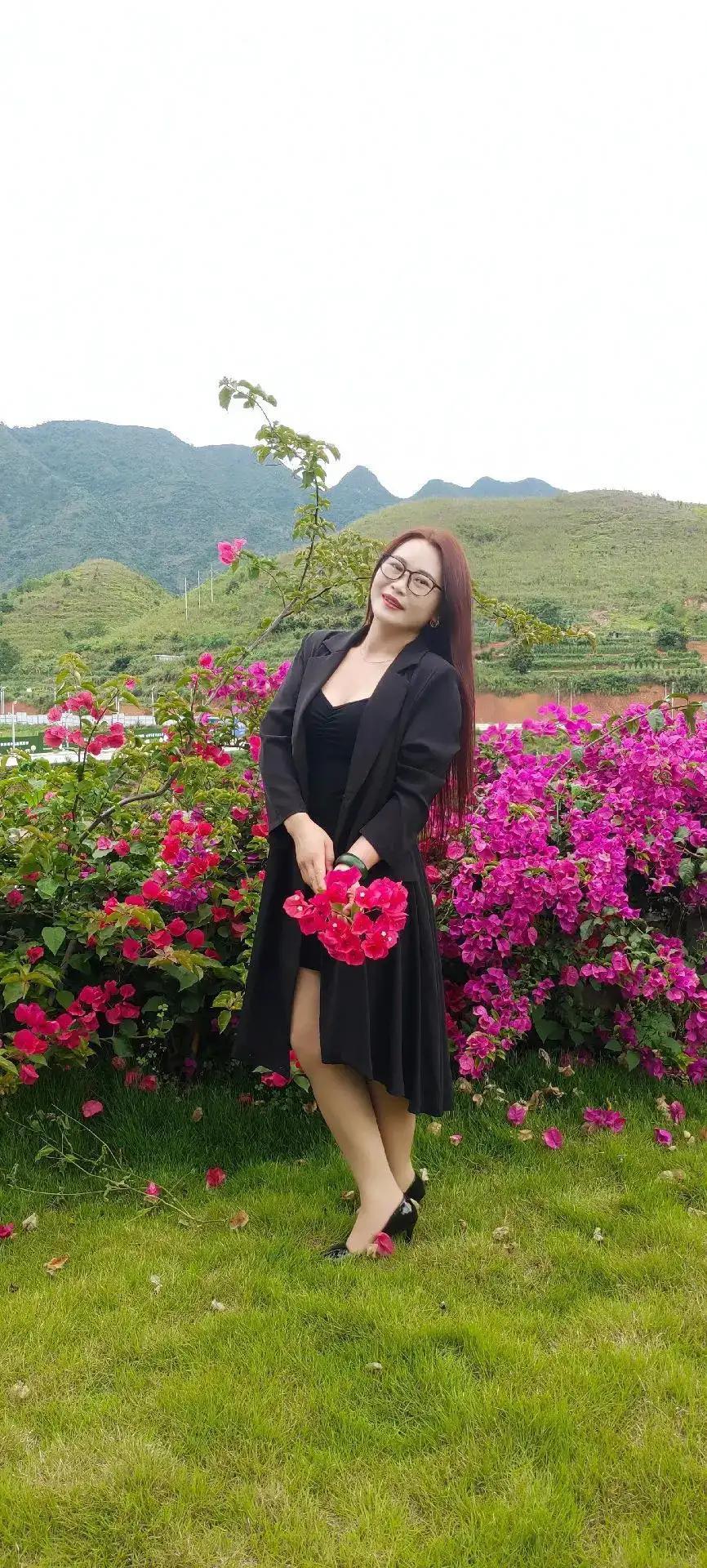 微胖身材的女教授,穿衣搭配引领时尚潮流_张慧丽_心态_白色