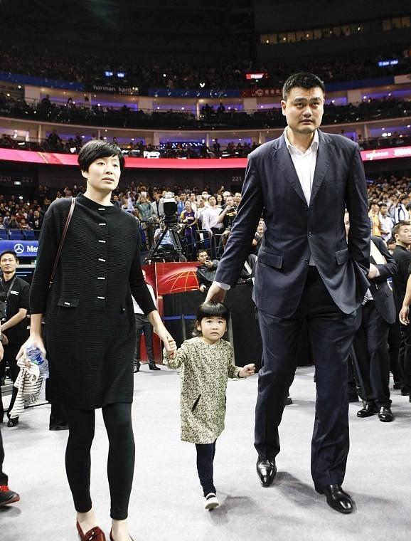 姚明一家过年去了四川,孩子们都惊呆了:这位大叔怎么这么高?