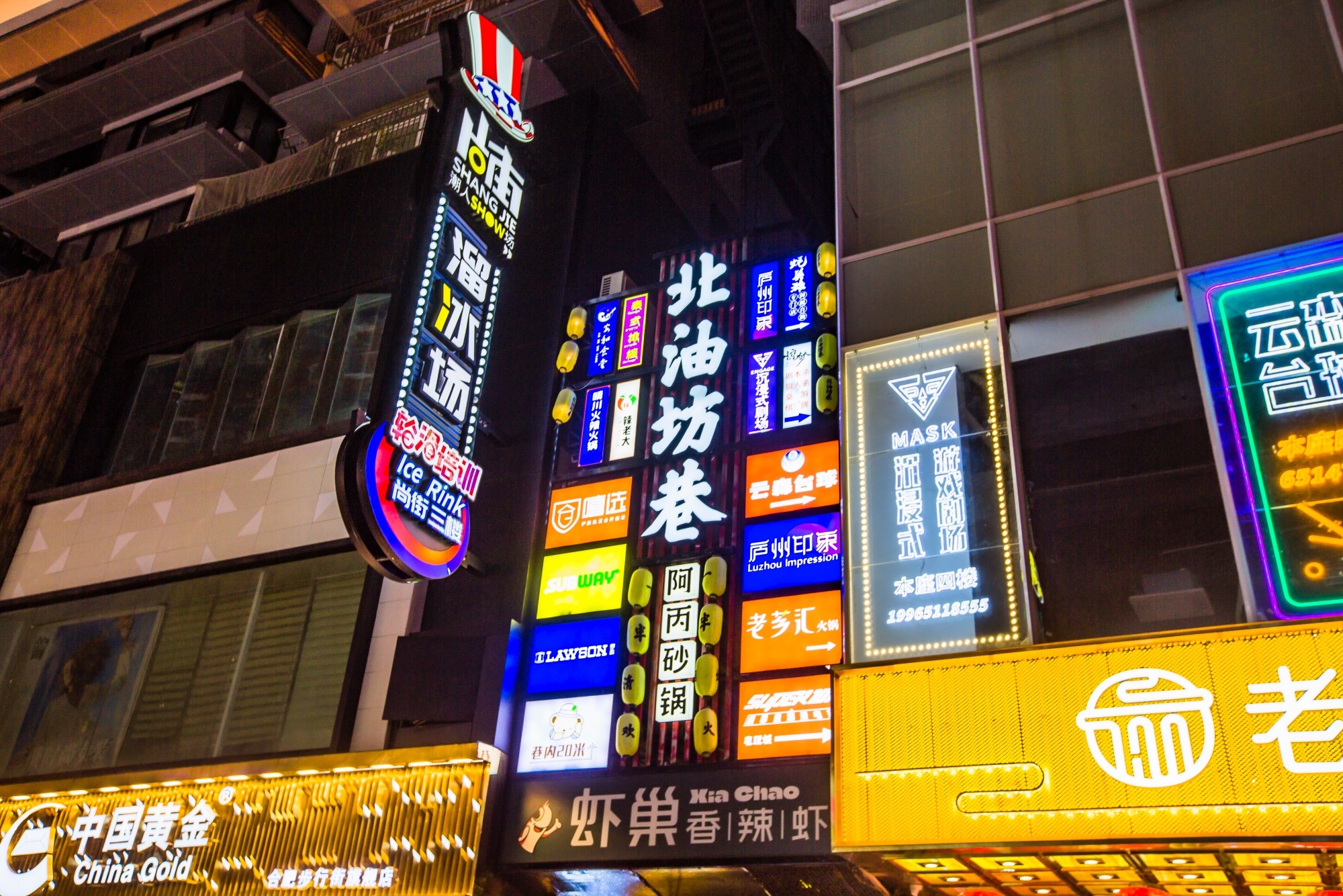 合肥淮海路步行街,被誉为"安徽第一街",吸引了众多游客来打卡_商业街_