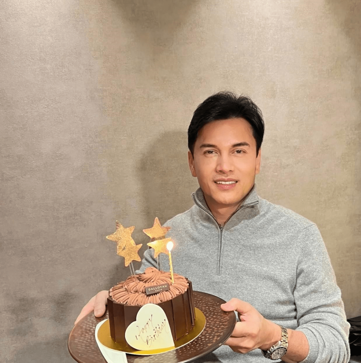 67岁吕良伟豪宅庆生,头发乌黑与妻子依偎,网友质疑整容