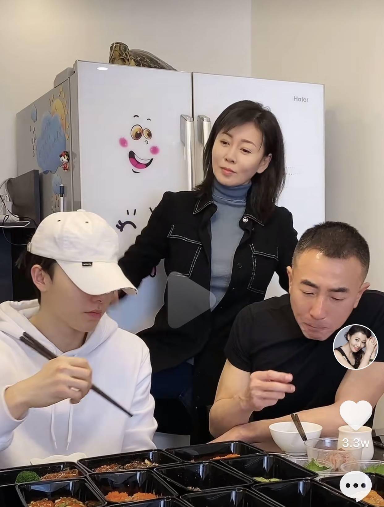 甄嬛传齐妃镜头前跳舞,穿的时髦但又得体,父子专心吃饭不管她!