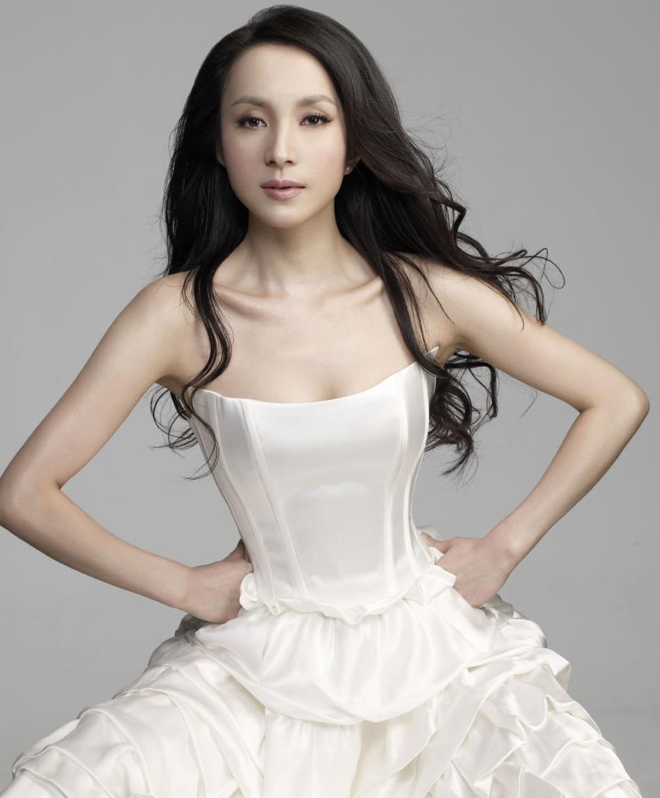 47岁汤灿罕见现身!在高档餐厅高歌,淡妆戴奢侈品模样大变_网友_视频_