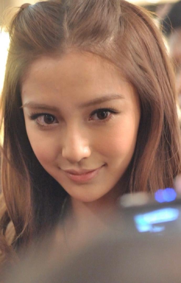 本期《时尚穿搭指南》将全面分析杨颖早期混血儿光环造型的搭配技巧