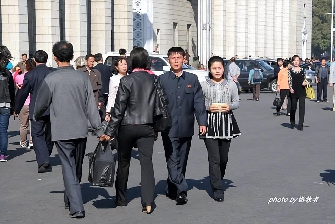 朝鲜男人喜欢穿朝式"中山装",甚至约会也不例外,夹克也很时髦_人民_穿