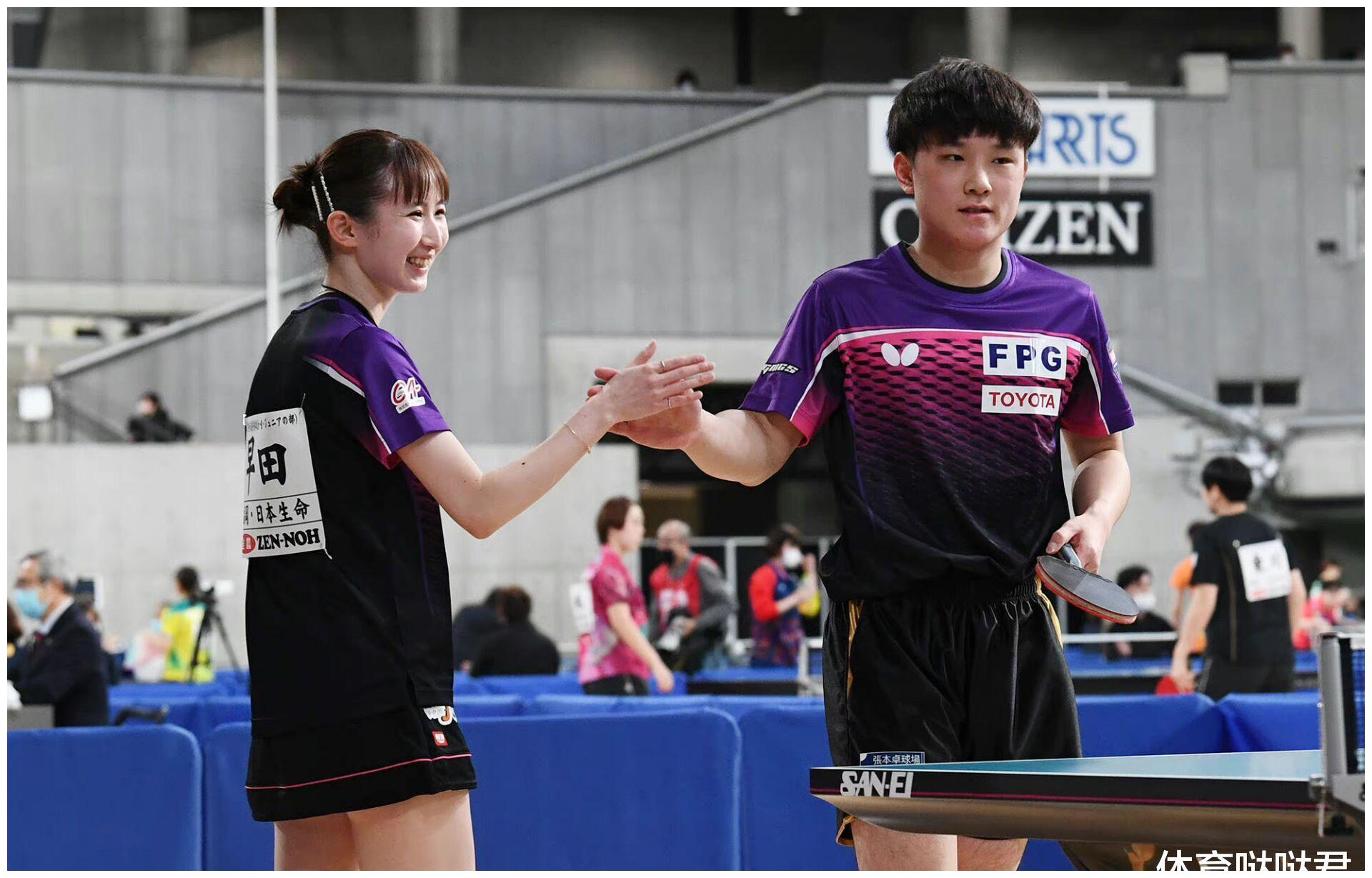 张本智和赛后拥抱庆祝,伊藤美诚笑容灿烂,五连冠创造纪录_决赛_比赛