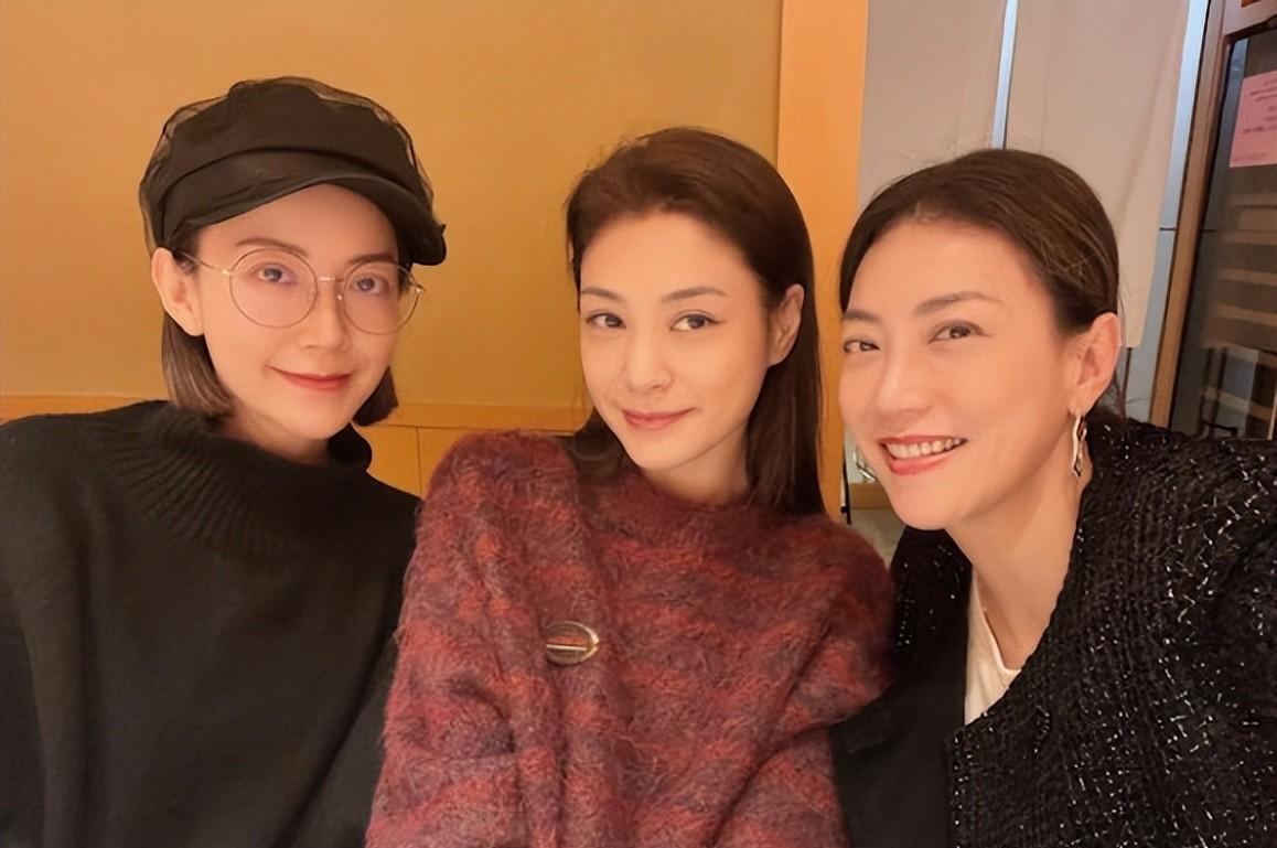 阿娇回港同霍汶希拜年聚餐,靓样被质疑网友认不出来_mani_霍宝玲_角度