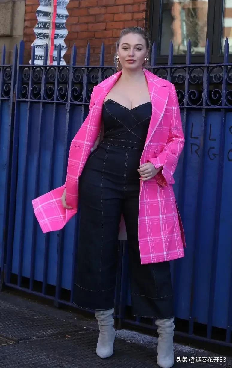 大码模特伊斯卡·劳伦斯, 俏丽脸庞妩媚迷人,丰满身材性感火辣