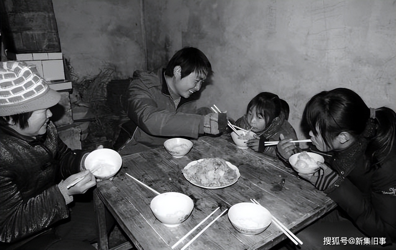 一张餐桌看变化_桌子_木条_盘子