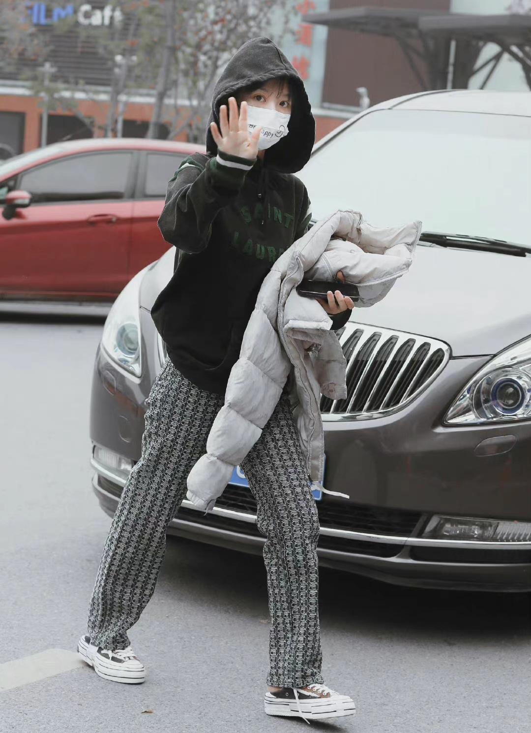 穿米色羽绒服配字母满印牛仔裤,时尚保暖又甜美_创意_黑色_束缚