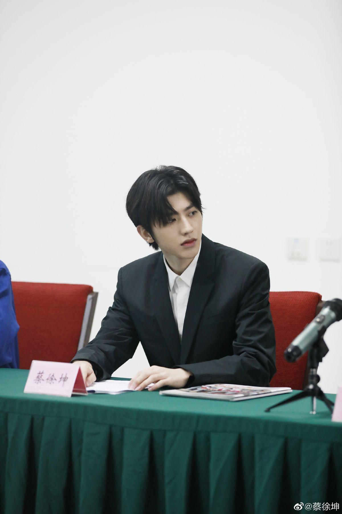 是因为王一博和肖战的cp而粉上的他,ao3上就有人写他们两个人的同人文