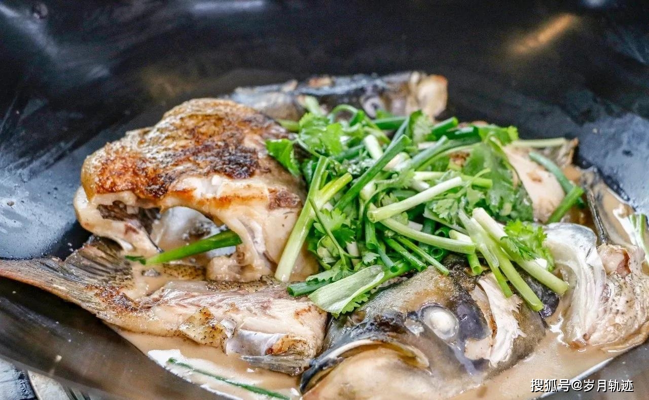 用盛鱼的大锅,再在塘边抓一把香菜,葱蒜,然后在塘边架起砖头烧火煮食