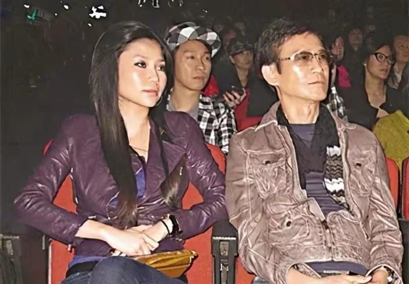 小女儿郑咏曦跟三女儿性格不大一样,她文静又乖巧,从小就对老郑特别