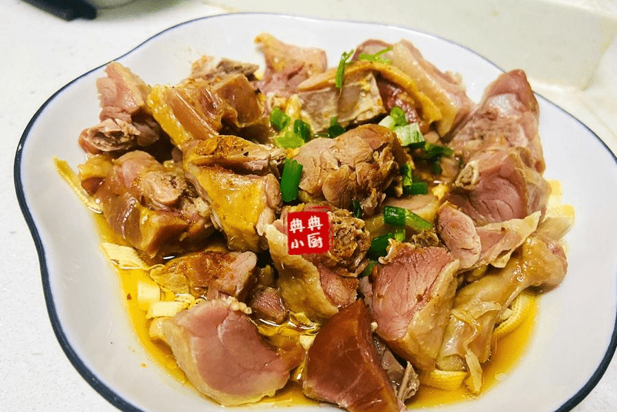 蒸好之后撒上一点香葱就可以食用了,咸鸭腿之前焯过水了,不会太咸,再