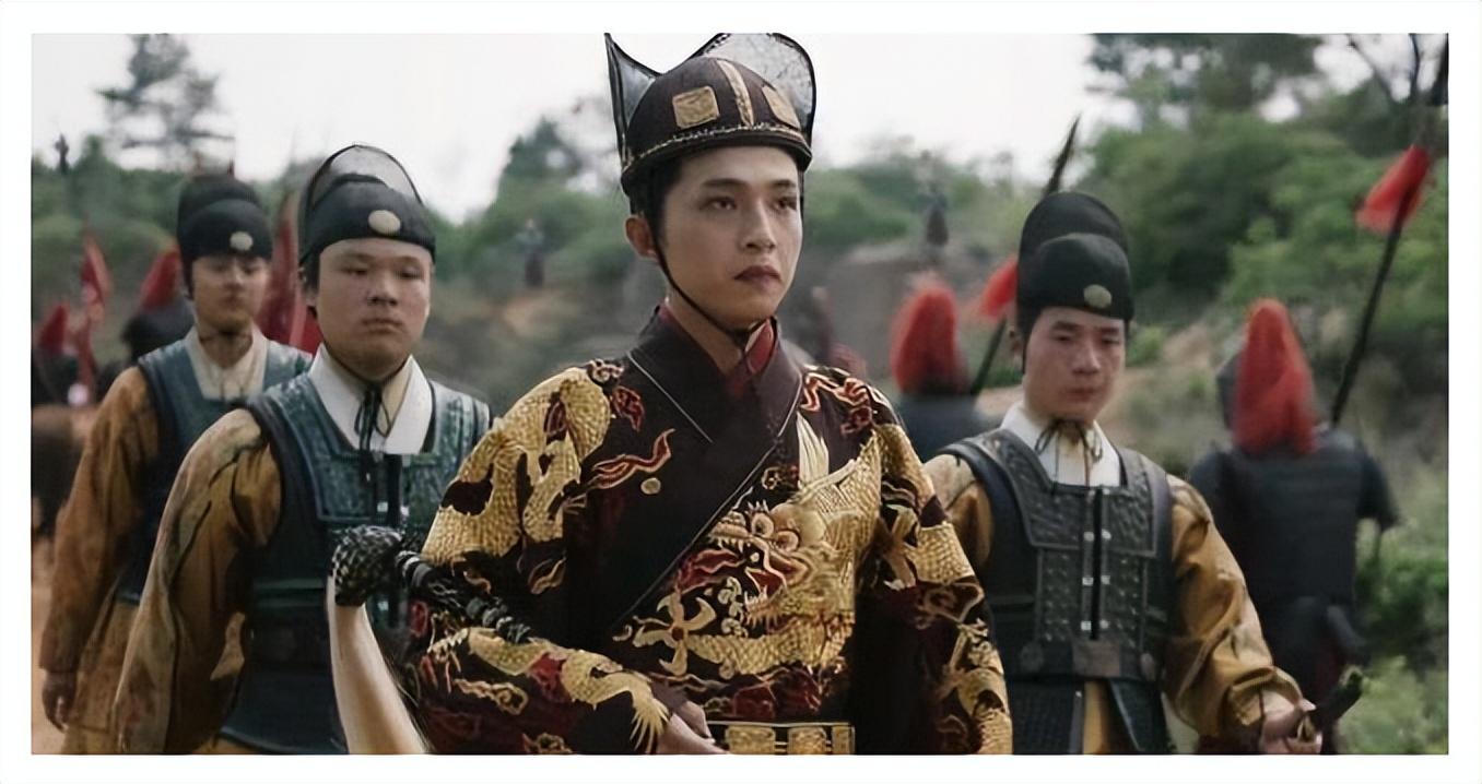 但是,在王振的蛊惑下,朱祁镇不让百官参与决策,而是让王振一人决断