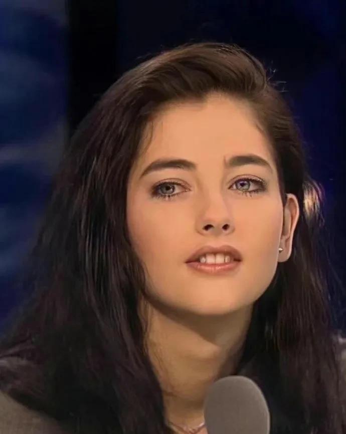 法国美女 克里斯蒂亚娜,让人痴迷的蓝色眼眸