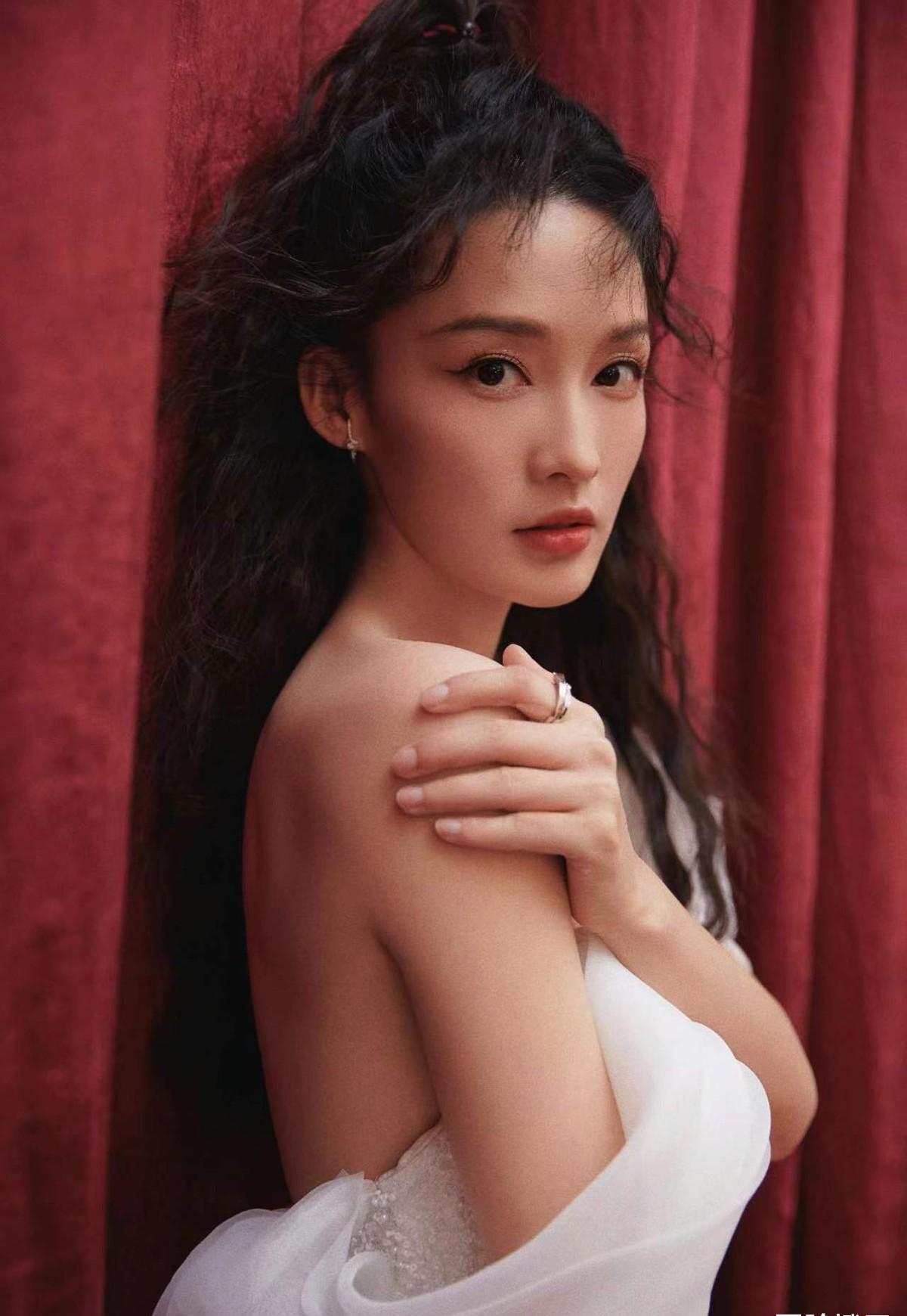 又被李沁惊艳了,一身白色鱼尾长裙亮相,身材纤瘦真漂亮_礼服_感觉