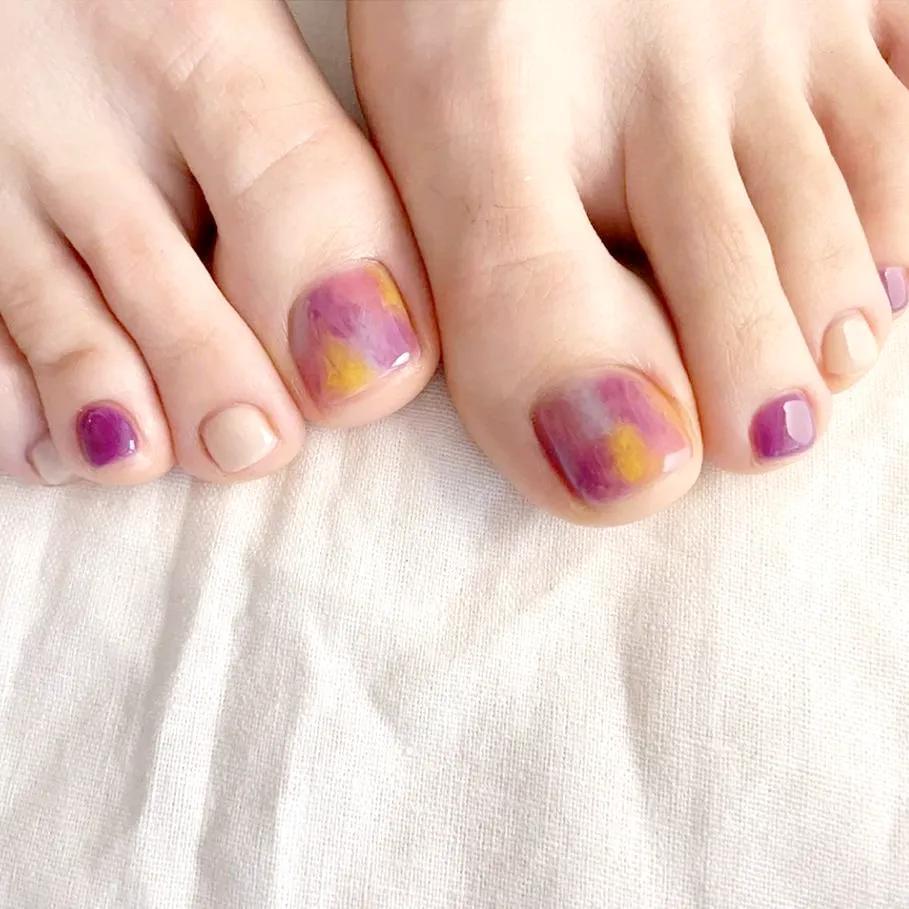 20款彩色脚趾甲美甲!显白又可爱,看看有你喜欢的吗?_墨镜_黑绿色_气质