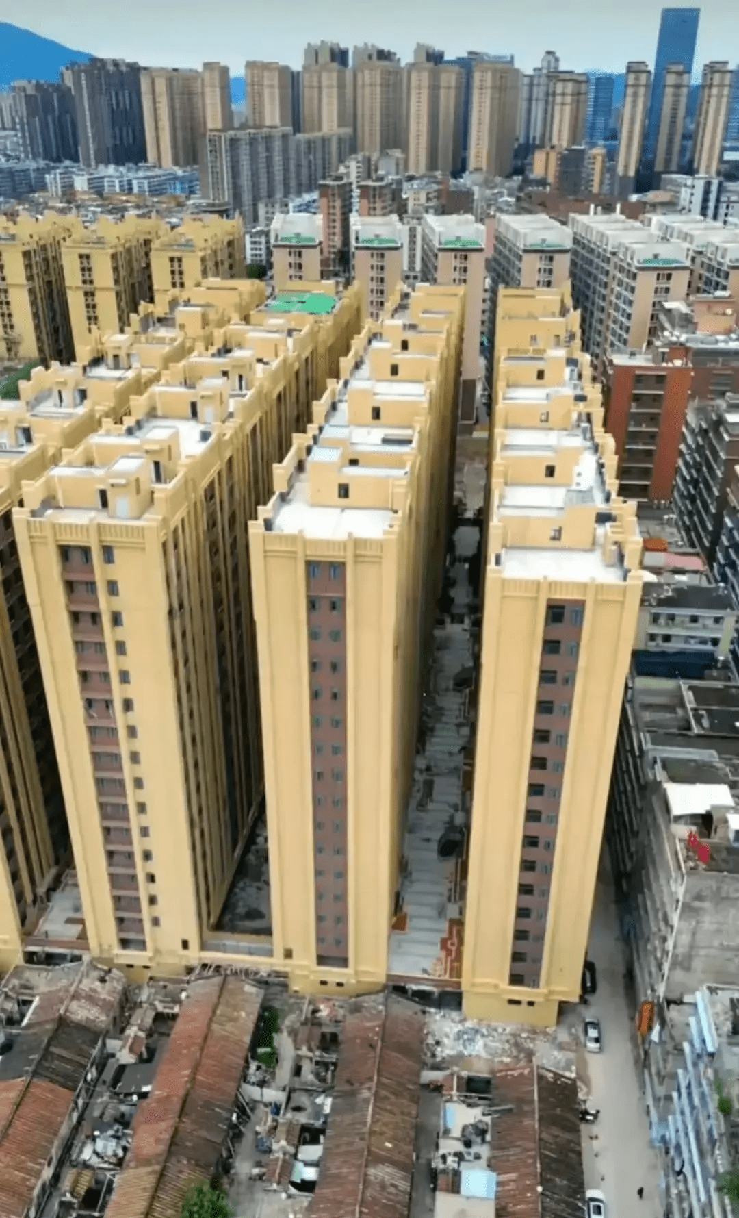 虽然航拍的效果图可能跟近距离拍摄有视觉差异,9米的楼间距有多宽呢?