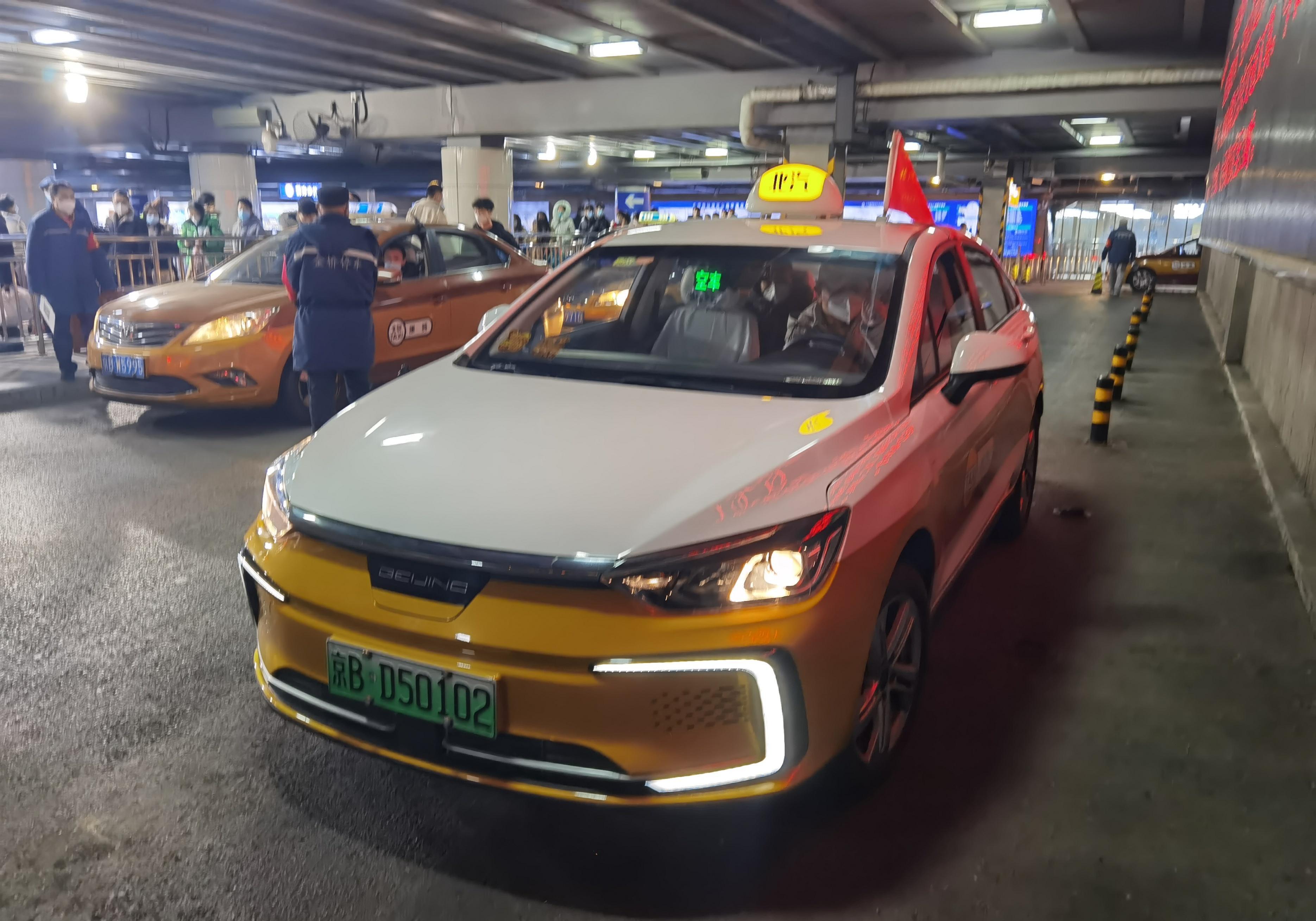 出租汽车保点,两条地铁延时,旅客夜间抵达北京西站出行有保障!